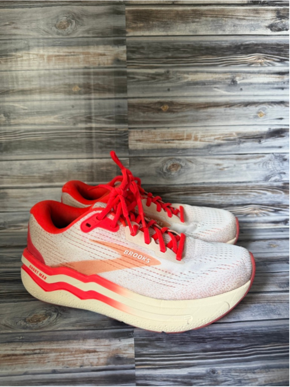 Brooks Ghost max 2 women’s size 8 white peach coral running walking shoes